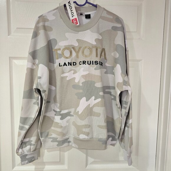 Toyota Land Cruiser Officially Licensed Embroidered Camo Sweatshirt Large NWT